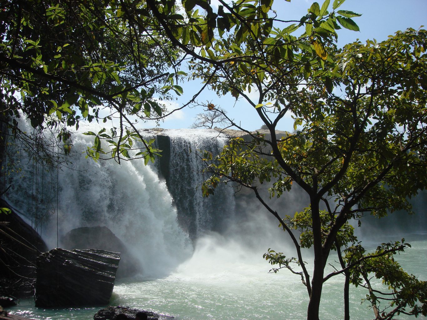 Nét đẹp hoang sơ của thác Dray Nur