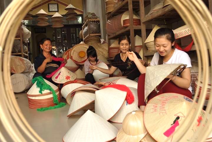 Làng nón Phú Cam là một cái tên hơi “lạ” và là một điểm du lịch Huế còn chưa nổi tiếng lắm nên nếu có thời gian, các bạn nên ghé qua.