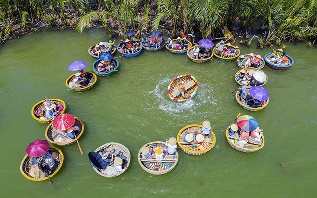 Du lịch Đà Nẵng: Thuê thuyền thúng rừng dừa Bảy Mẫu giá siêu hời